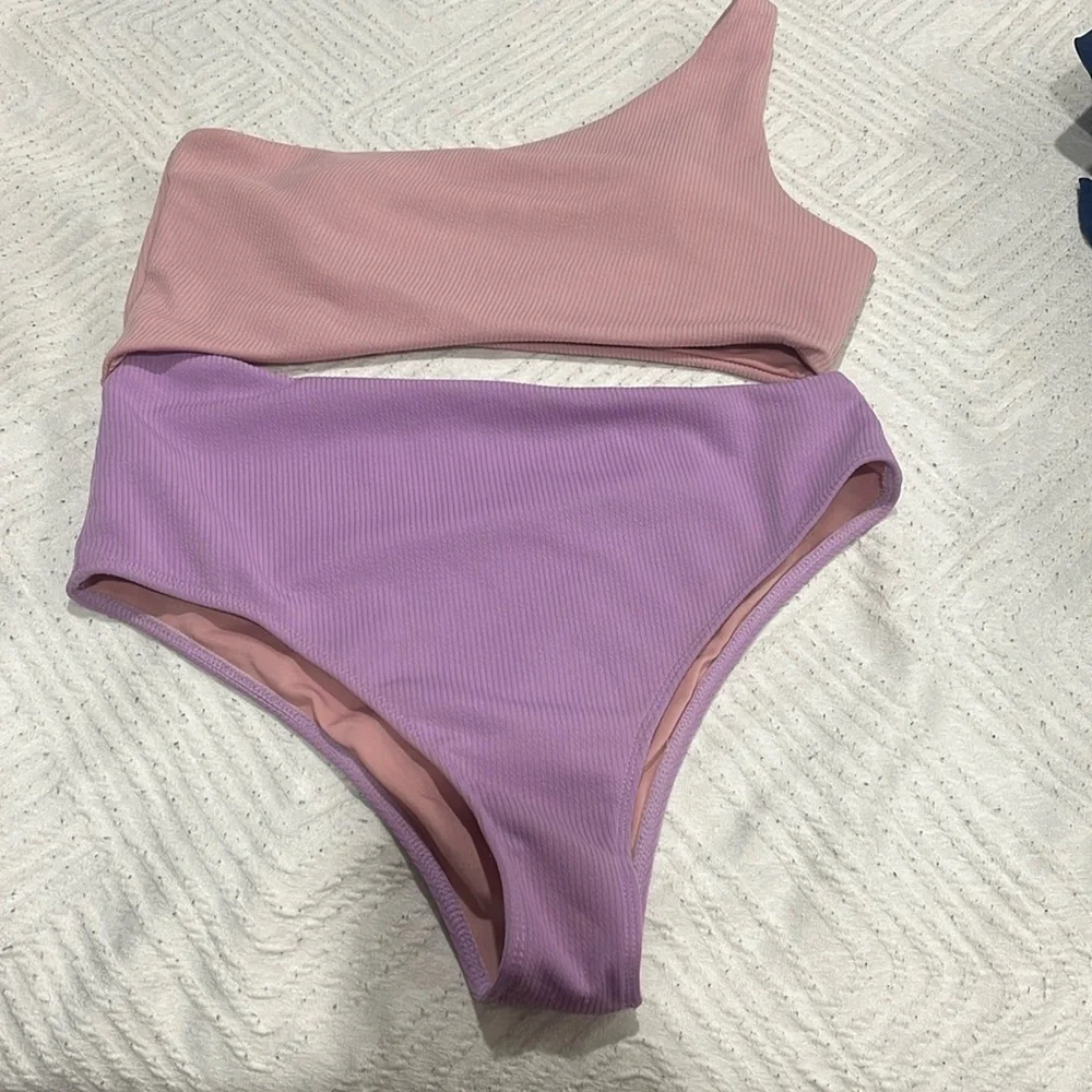 One piece bathing suit - Picture 1 of 3
